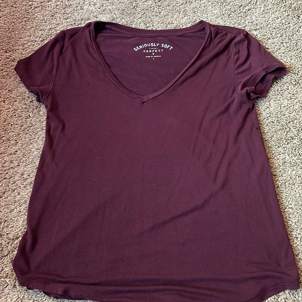 maroon aeropostale v neck shirt
